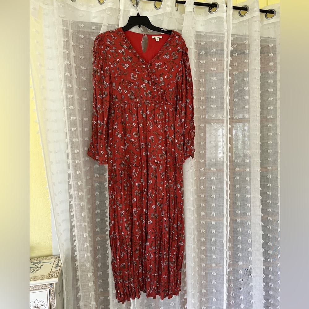 Gorgeous floral maxi dress w/long sleeves